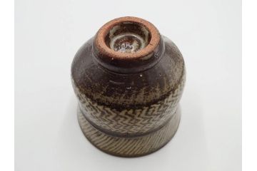 人間国宝　島岡達三　益子焼　地釉象嵌　縄文碗　約11cm　3.6寸　熟練の職人技が息づく美しい文様が魅力の茶碗(R-084375)