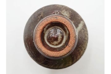 人間国宝　島岡達三　益子焼　地釉象嵌　縄文碗　約11cm　3.6寸　熟練の職人技が息づく美しい文様が魅力の茶碗(R-084375)