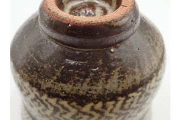 人間国宝　島岡達三　益子焼　地釉象嵌　縄文碗　約11cm　3.6寸　熟練の職人技が息づく美しい文様が魅力の茶碗(R-084375)