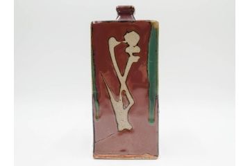 人間国宝　濱田庄司(浜田庄司)　益子焼　柿釉青差　抜絵　釉薬の豊かな表情に意匠を感じる角瓶(花瓶、花生、花入、花器、フラワーベース、壺、壷、共箱付)(R-084381)