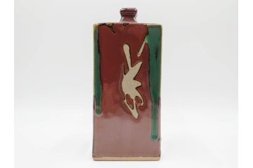 人間国宝　濱田庄司(浜田庄司)　益子焼　柿釉青差　抜絵　釉薬の豊かな表情に意匠を感じる角瓶(花瓶、花生、花入、花器、フラワーベース、壺、壷、共箱付)(R-084381)