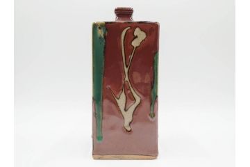 人間国宝　濱田庄司(浜田庄司)　益子焼　柿釉青差　抜絵　釉薬の豊かな表情に意匠を感じる角瓶(花瓶、花生、花入、花器、フラワーベース、壺、壷、共箱付)(R-084381)