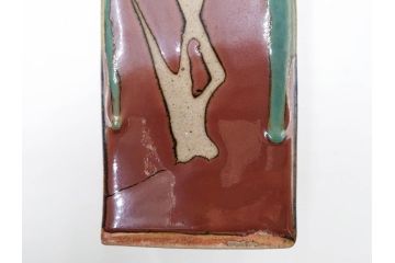 人間国宝　濱田庄司(浜田庄司)　益子焼　柿釉青差　抜絵　釉薬の豊かな表情に意匠を感じる角瓶(花瓶、花生、花入、花器、フラワーベース、壺、壷、共箱付)(R-084381)