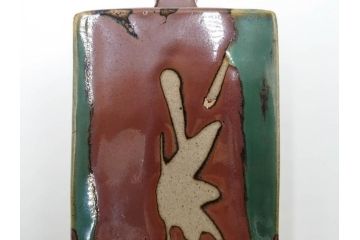 人間国宝　濱田庄司(浜田庄司)　益子焼　柿釉青差　抜絵　釉薬の豊かな表情に意匠を感じる角瓶(花瓶、花生、花入、花器、フラワーベース、壺、壷、共箱付)(R-084381)