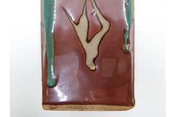人間国宝　濱田庄司(浜田庄司)　益子焼　柿釉青差　抜絵　釉薬の豊かな表情に意匠を感じる角瓶(花瓶、花生、花入、花器、フラワーベース、壺、壷、共箱付)(R-084381)