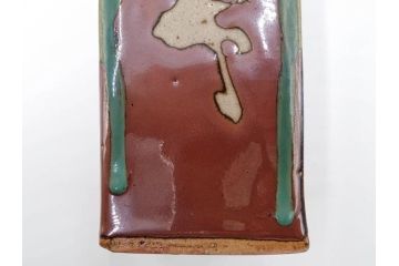 人間国宝　濱田庄司(浜田庄司)　益子焼　柿釉青差　抜絵　釉薬の豊かな表情に意匠を感じる角瓶(花瓶、花生、花入、花器、フラワーベース、壺、壷、共箱付)(R-084381)