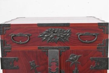 和製ビンテージ　木地呂塗り　閂(かんぬき)付き　味わい深い色合いが魅力のカラクリ付き仙台小箪笥(仙台箪笥、収納箪笥、和たんす、整理タンス、引き出し、ヴィンテージ)(R-084385)