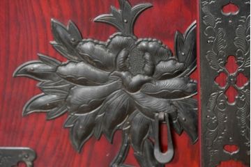 和製ビンテージ　木地呂塗り　閂(かんぬき)付き　味わい深い色合いが魅力のカラクリ付き仙台小箪笥(仙台箪笥、収納箪笥、和たんす、整理タンス、引き出し、ヴィンテージ)(R-084385)