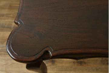 フランスアンティーク　MAISON DE FAMILLE(メゾン・ド・ファミーユ)　マホガニー無垢材　優美な曲線美と彫刻装飾が目を引くコンパクトサイズのテーブル　(R-084387)