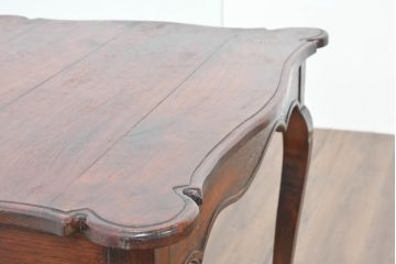 フランスアンティーク　MAISON DE FAMILLE(メゾン・ド・ファミーユ)　マホガニー無垢材　優美な曲線美と彫刻装飾が目を引くコンパクトサイズのテーブル(サイドテーブル、デスク、机、2人掛け、2人用、ダイニングテーブル、食卓)(R-084387)