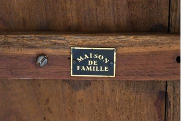 フランスアンティーク　MAISON DE FAMILLE(メゾン・ド・ファミーユ)　マホガニー無垢材　優美な曲線美と彫刻装飾が目を引くコンパクトサイズのテーブル(サイドテーブル、デスク、机、2人掛け、2人用、ダイニングテーブル、食卓)(R-084387)