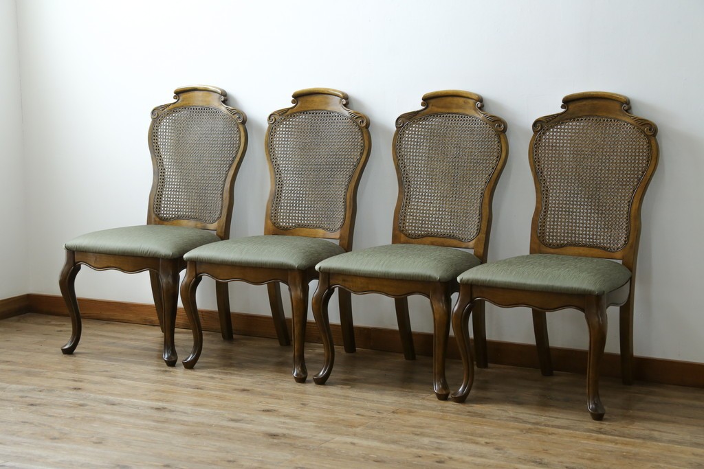 中古　アメリカ　落ち着いた色合いとクラシカルな装飾が調和した高級感あふれるチェア4脚セット　(R-084388)