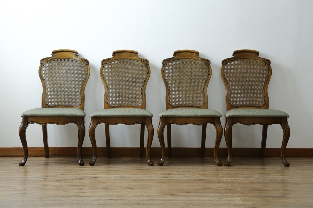 中古　アメリカ　落ち着いた色合いとクラシカルな装飾が調和した高級感あふれるチェア4脚セット　(R-084388)