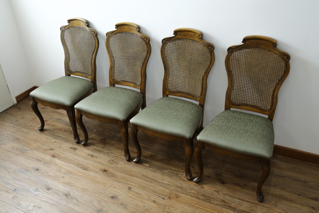 中古　アメリカ　落ち着いた色合いとクラシカルな装飾が調和した高級感あふれるチェア4脚セット　(R-084388)