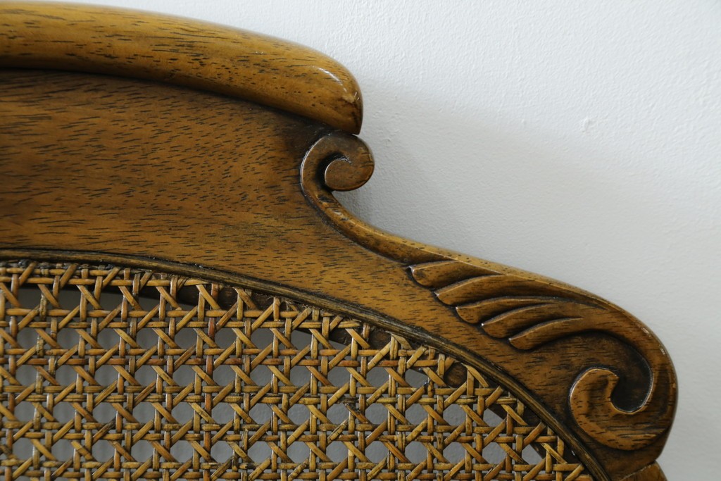 中古　アメリカ　落ち着いた色合いとクラシカルな装飾が調和した高級感あふれるチェア4脚セット　(R-084388)