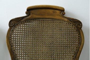 中古　アメリカ　落ち着いた色合いとクラシカルな装飾が調和した高級感あふれるチェア4脚セット　(R-084388)