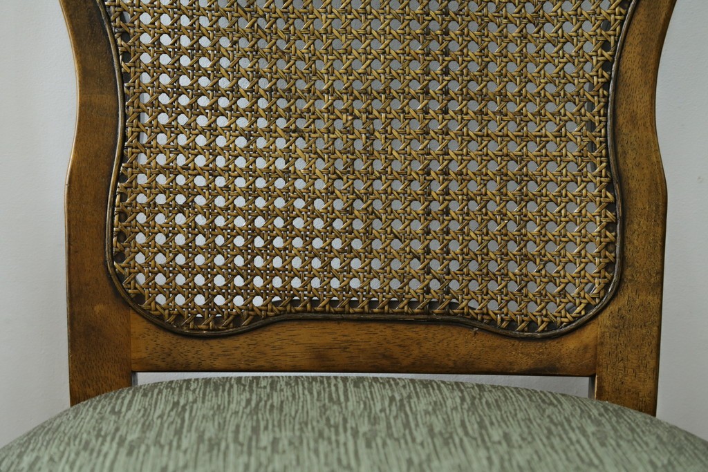 中古　アメリカ　落ち着いた色合いとクラシカルな装飾が調和した高級感あふれるチェア4脚セット　(R-084388)