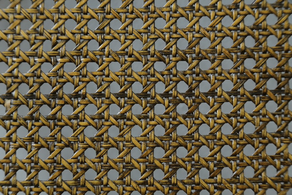 中古　アメリカ　落ち着いた色合いとクラシカルな装飾が調和した高級感あふれるチェア4脚セット　(R-084388)