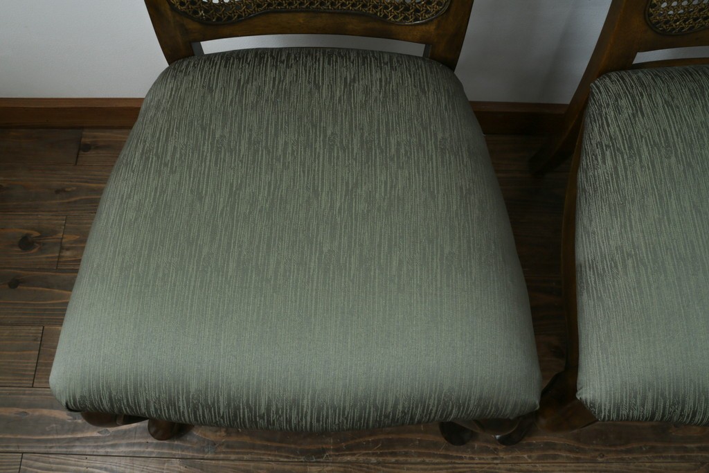 中古　アメリカ　落ち着いた色合いとクラシカルな装飾が調和した高級感あふれるチェア4脚セット　(R-084388)