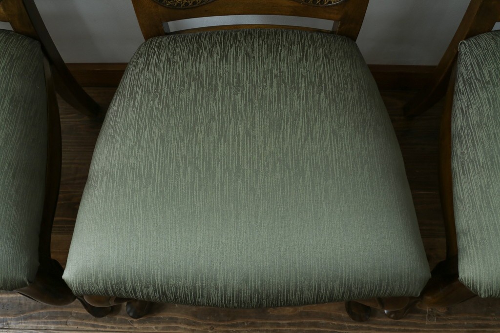 中古　アメリカ　落ち着いた色合いとクラシカルな装飾が調和した高級感あふれるチェア4脚セット　(R-084388)