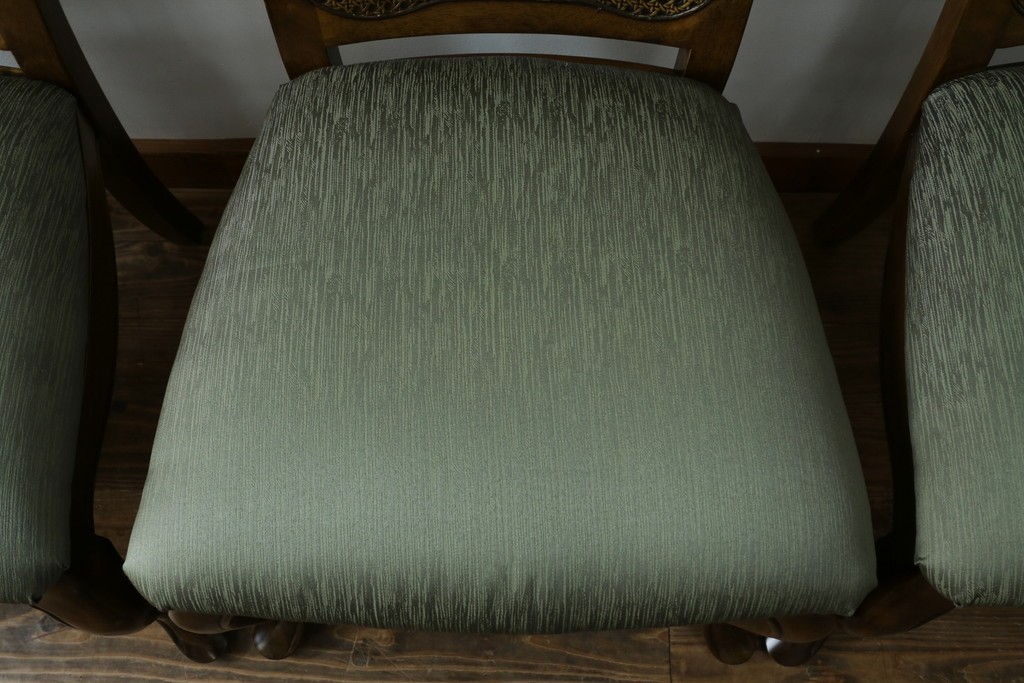 中古　アメリカ　落ち着いた色合いとクラシカルな装飾が調和した高級感あふれるチェア4脚セット　(R-084388)