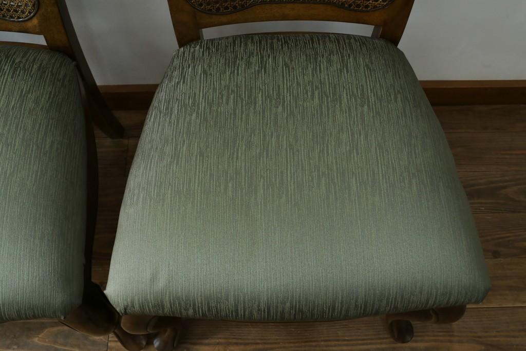 中古　アメリカ　落ち着いた色合いとクラシカルな装飾が調和した高級感あふれるチェア4脚セット　(R-084388)