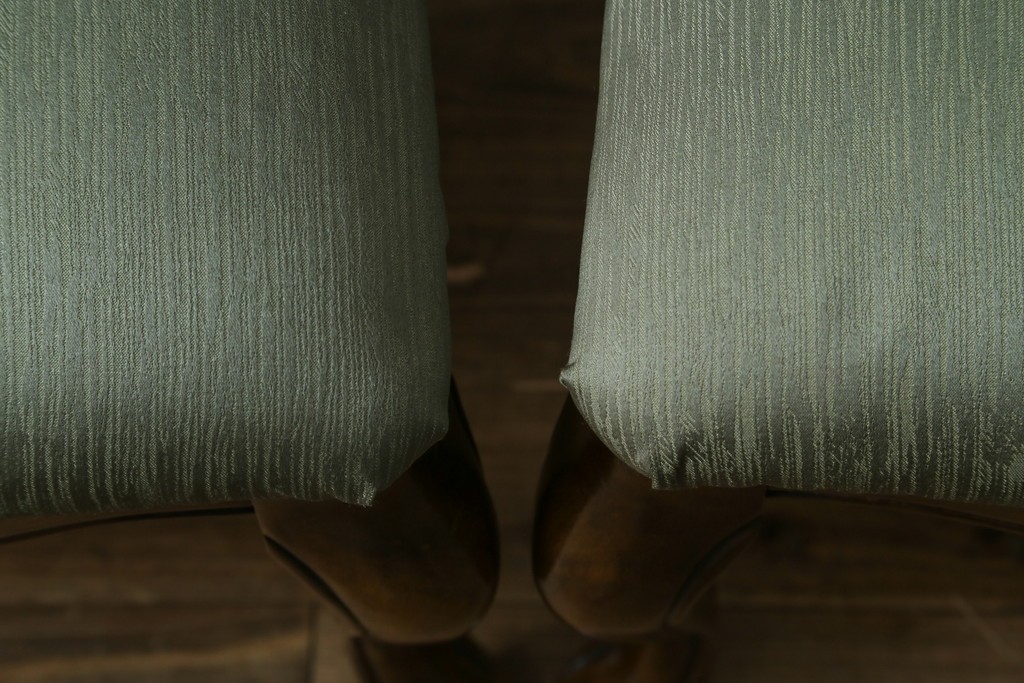 中古　アメリカ　落ち着いた色合いとクラシカルな装飾が調和した高級感あふれるチェア4脚セット　(R-084388)