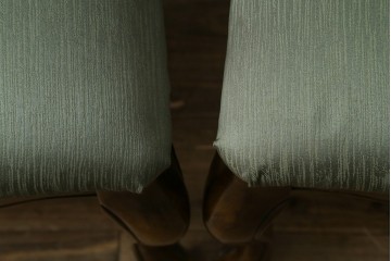 中古　アメリカ　落ち着いた色合いとクラシカルな装飾が調和した高級感あふれるチェア4脚セット　(R-084388)