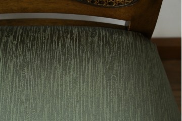 中古　アメリカ　落ち着いた色合いとクラシカルな装飾が調和した高級感あふれるチェア4脚セット　(R-084388)