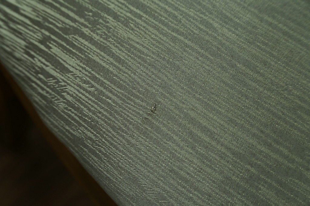 中古　アメリカ　落ち着いた色合いとクラシカルな装飾が調和した高級感あふれるチェア4脚セット　(R-084388)