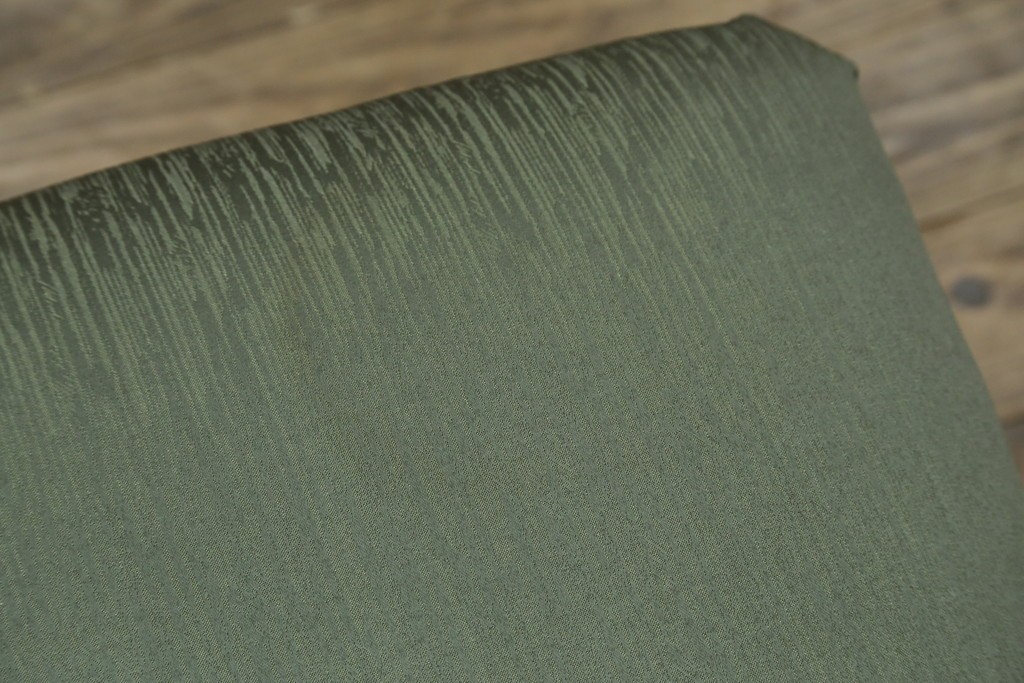 中古　アメリカ　落ち着いた色合いとクラシカルな装飾が調和した高級感あふれるチェア4脚セット　(R-084388)