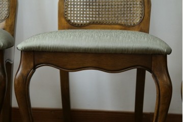 中古　アメリカ　落ち着いた色合いとクラシカルな装飾が調和した高級感あふれるチェア4脚セット　(R-084388)