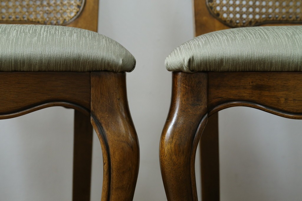 中古　アメリカ　落ち着いた色合いとクラシカルな装飾が調和した高級感あふれるチェア4脚セット　(R-084388)