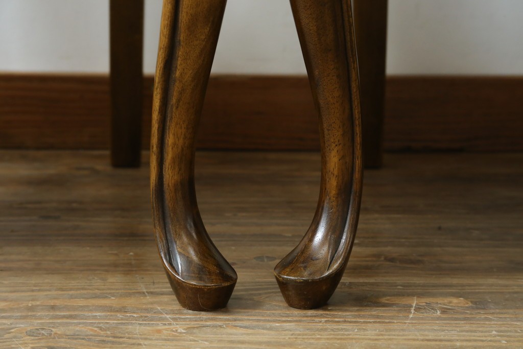 中古　アメリカ　落ち着いた色合いとクラシカルな装飾が調和した高級感あふれるチェア4脚セット　(R-084388)