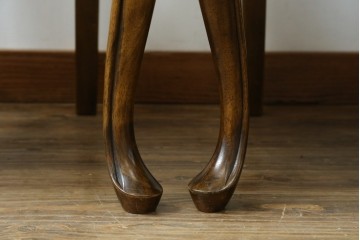 中古　アメリカ　落ち着いた色合いとクラシカルな装飾が調和した高級感あふれるチェア4脚セット　(R-084388)