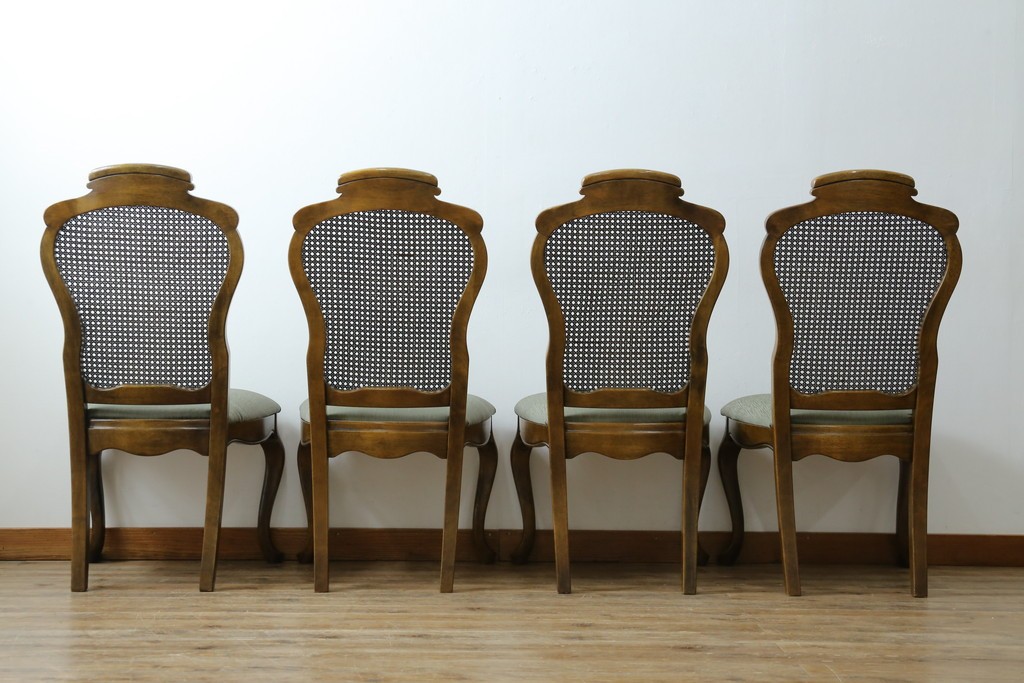 中古　アメリカ　落ち着いた色合いとクラシカルな装飾が調和した高級感あふれるチェア4脚セット　(R-084388)