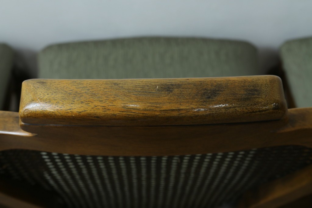 中古　アメリカ　落ち着いた色合いとクラシカルな装飾が調和した高級感あふれるチェア4脚セット　(R-084388)