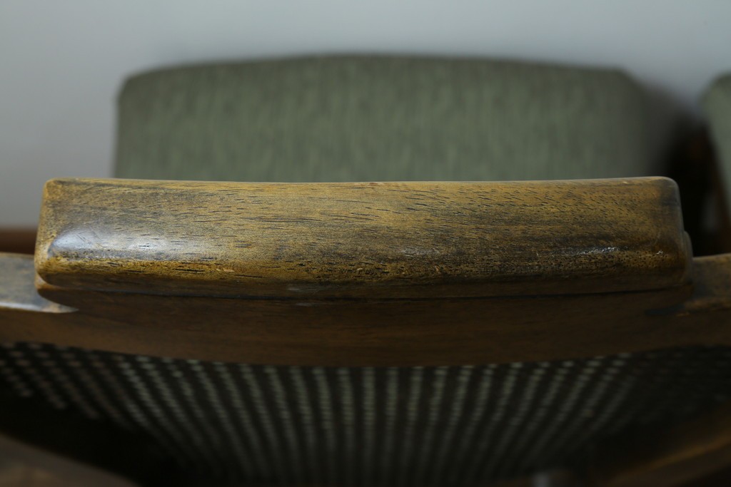 中古　アメリカ　落ち着いた色合いとクラシカルな装飾が調和した高級感あふれるチェア4脚セット　(R-084388)