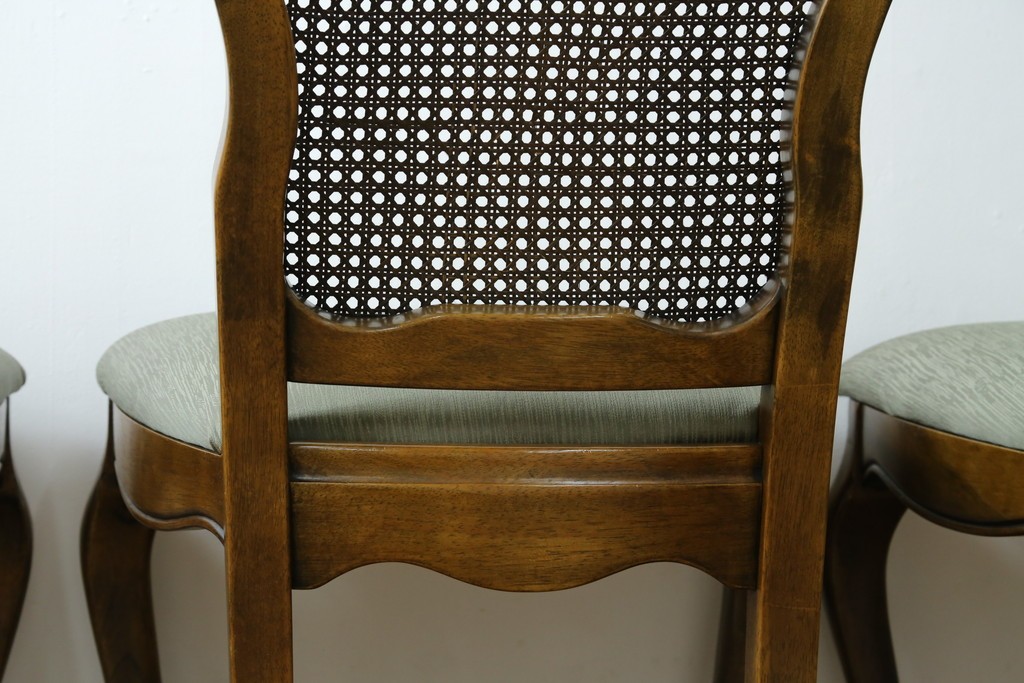 中古　アメリカ　落ち着いた色合いとクラシカルな装飾が調和した高級感あふれるチェア4脚セット　(R-084388)