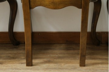 中古　アメリカ　落ち着いた色合いとクラシカルな装飾が調和した高級感あふれるチェア4脚セット　(R-084388)