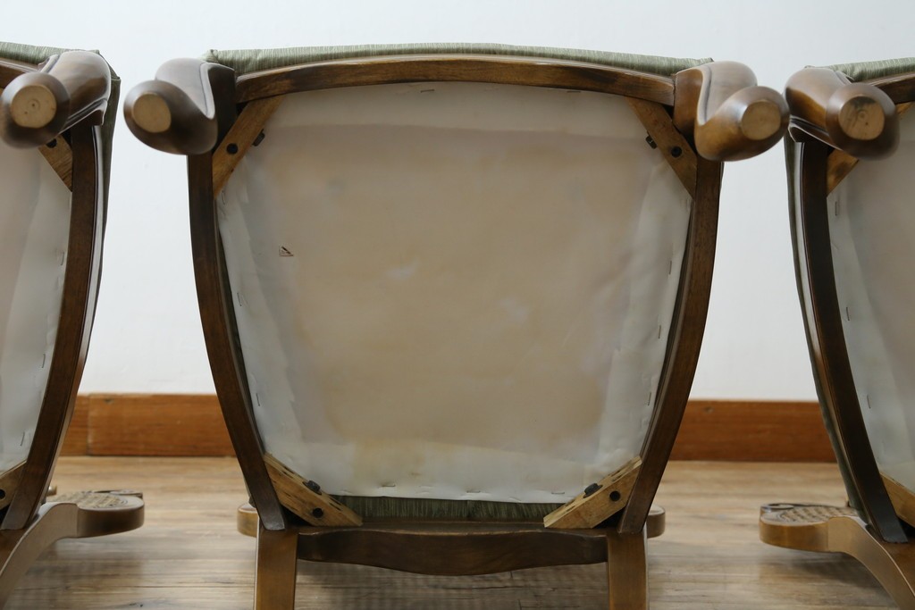 中古　アメリカ　落ち着いた色合いとクラシカルな装飾が調和した高級感あふれるチェア4脚セット　(R-084388)