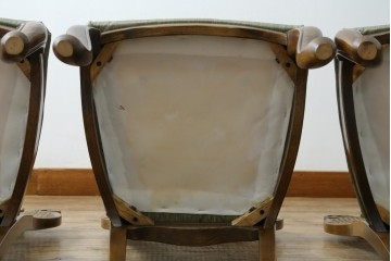 中古　アメリカ　落ち着いた色合いとクラシカルな装飾が調和した高級感あふれるチェア4脚セット　(R-084388)