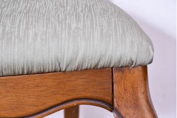中古　アメリカ　落ち着いた色合いとクラシカルな装飾が調和した高級感あふれるチェア4脚セット(ダイニングチェア、椅子、イス、バラ売り可能)(R-084388)