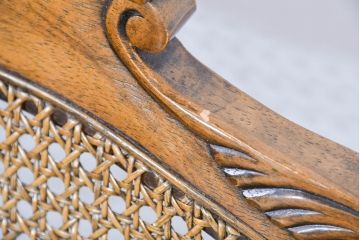 中古　アメリカ　落ち着いた色合いとクラシカルな装飾が調和した高級感あふれるチェア4脚セット(ダイニングチェア、椅子、イス、バラ売り可能)(R-084388)