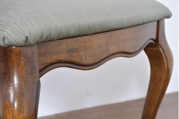 中古　アメリカ　落ち着いた色合いとクラシカルな装飾が調和した高級感あふれるチェア4脚セット(ダイニングチェア、椅子、イス、バラ売り可能)(R-084388)