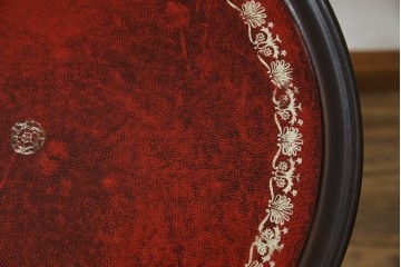 イギリスヴィンテージ　クラシカルな佇まいが魅力のレザートップワインテーブル　(R-084390)