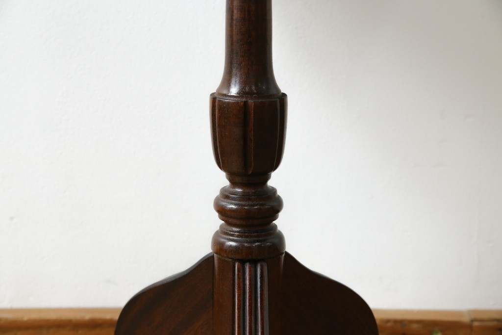 イギリスヴィンテージ　クラシカルな佇まいが魅力のレザートップワインテーブル　(R-084390)