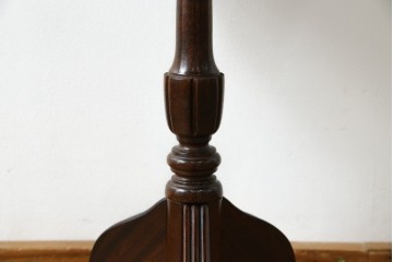 イギリスヴィンテージ　クラシカルな佇まいが魅力のレザートップワインテーブル　(R-084390)