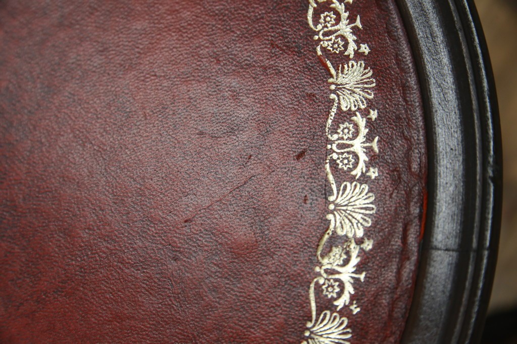 イギリスヴィンテージ　クラシカルな佇まいが魅力のレザートップワインテーブル　(R-084390)