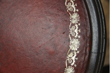 イギリスヴィンテージ　クラシカルな佇まいが魅力のレザートップワインテーブル　(R-084390)